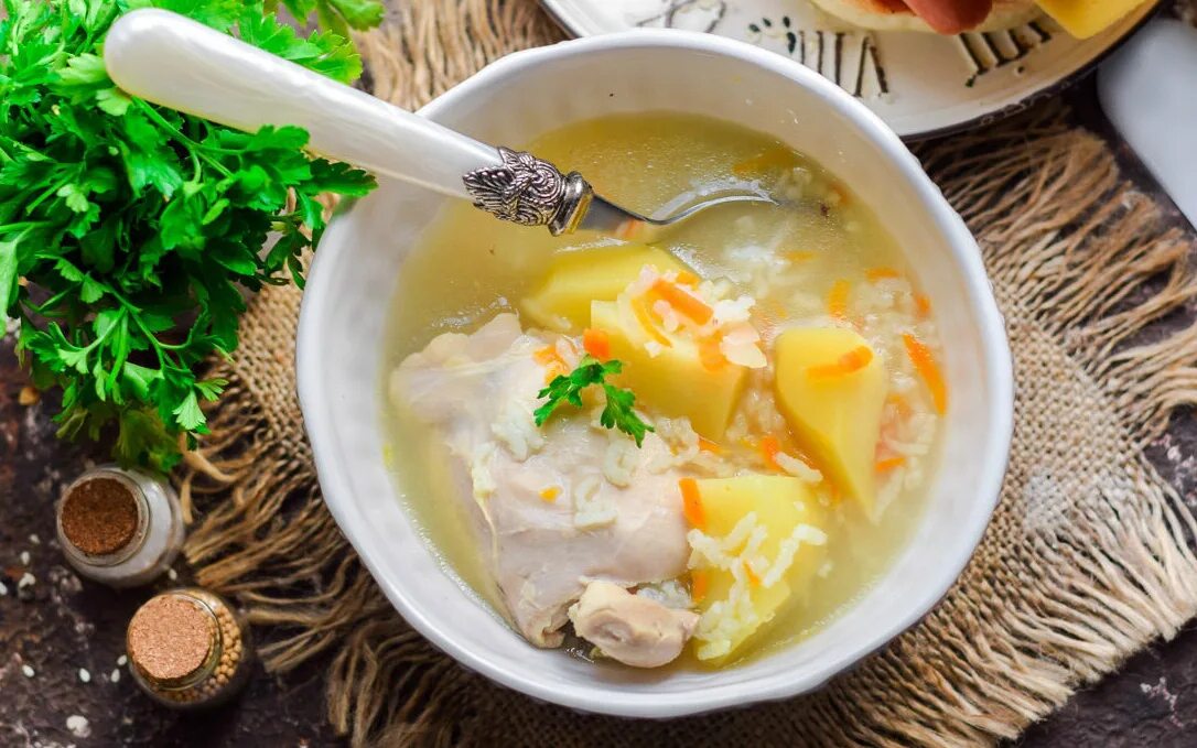 Домашняя курица приготовить суп. Куриный суп с рисом. Куриный суп с картошкой. Суп куриный с картофелем. Куриный суп с рисом и картошкой.