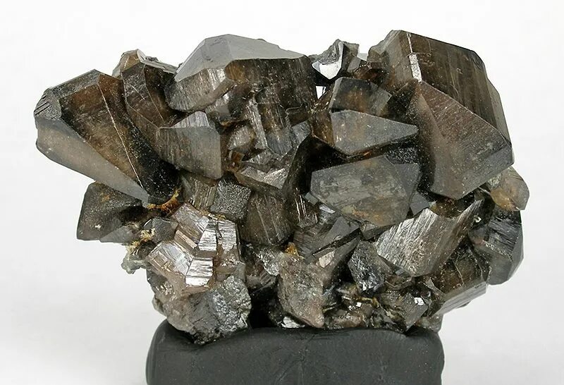Оловянная руда касситерит. Минерал олова касситерит. Касситерит оловянный камень. Касситерит минерал Кристаллы.
