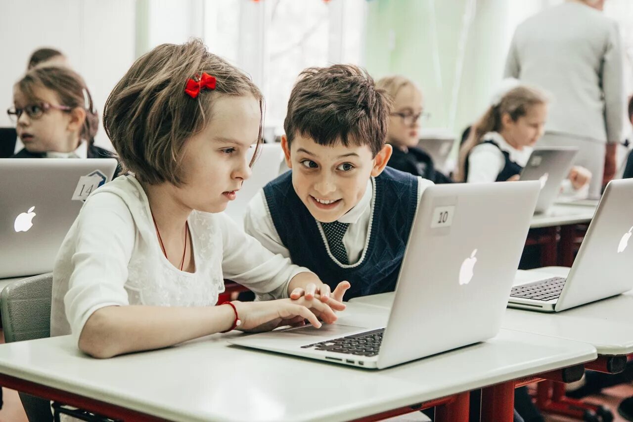 Ef студенты. В социальных сетях. Education content. Мультимедиа в школе. Современное образование.