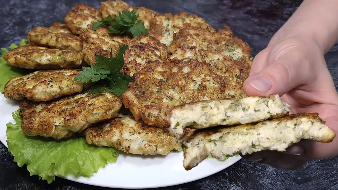 Рубленая курица рецепты. Рубленные котлеты из куриного филе. Котлетки из куриной грудки рубленные. Рубленные котлеты из грудки. Котлеты из куриной грудки.