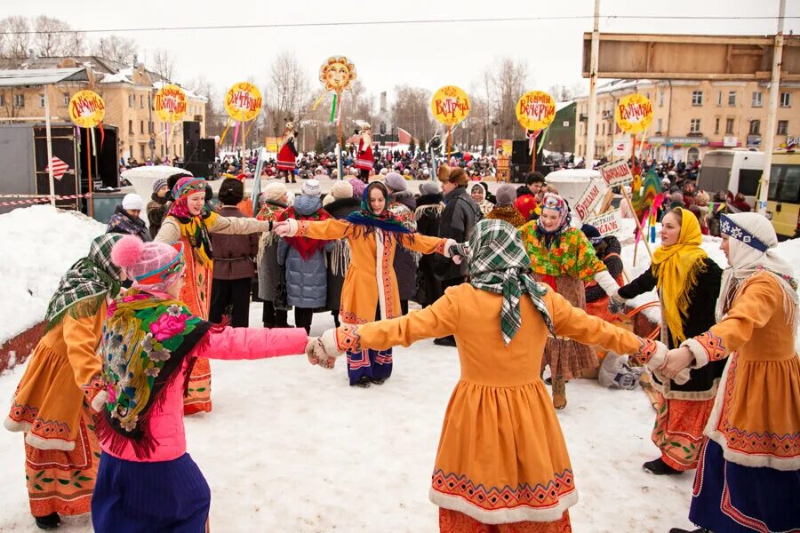 Хоровод на масленицу музыка с движениями. Масленица в Новодвинске. Народные гуляния на Масленицу. Масленица в городе. Народное гуляние широкая Масленица.