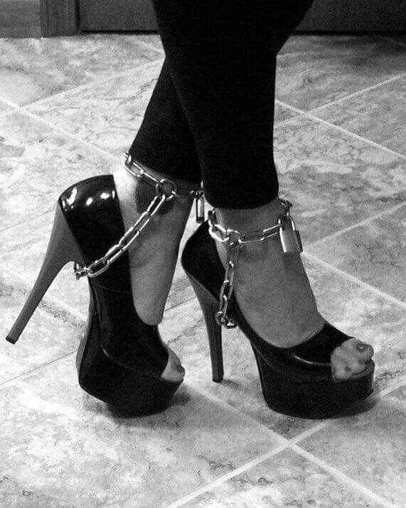 The vice mini. Sissy туфли. Сисси хьюстон. Сисси мэйд. Locked sissy.