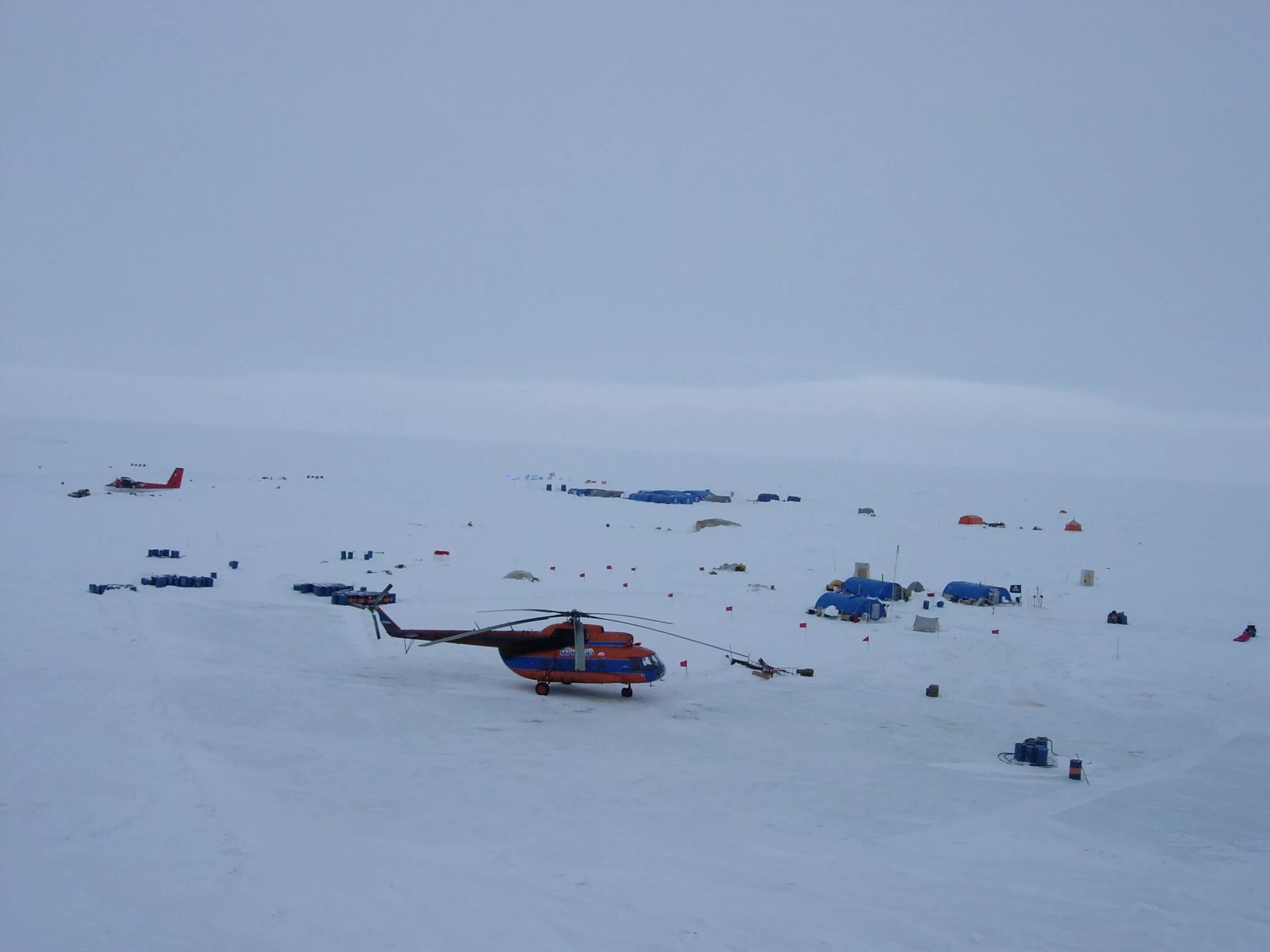 Ice camp. Барнео дрейфующий Ледовый лагерь. Барнео Северный полюс. Полярный лагерь Барнео. Арктическая станция Барнео.