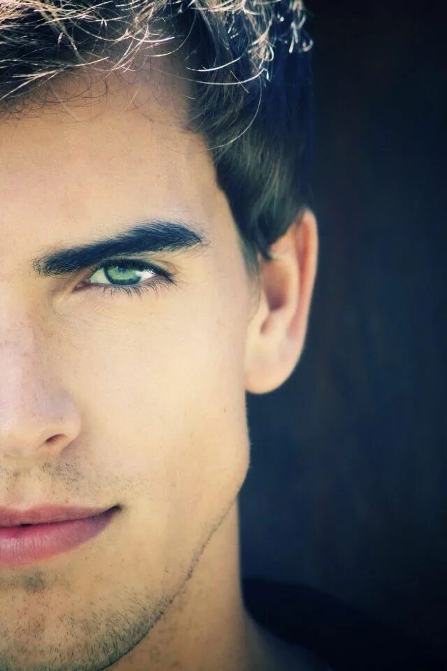 Глаза французов. Парень с зелеными глазами. Красивый парень с зелеными глазами. Голубые глаза у мужчин. Брюнет с темными глазами.