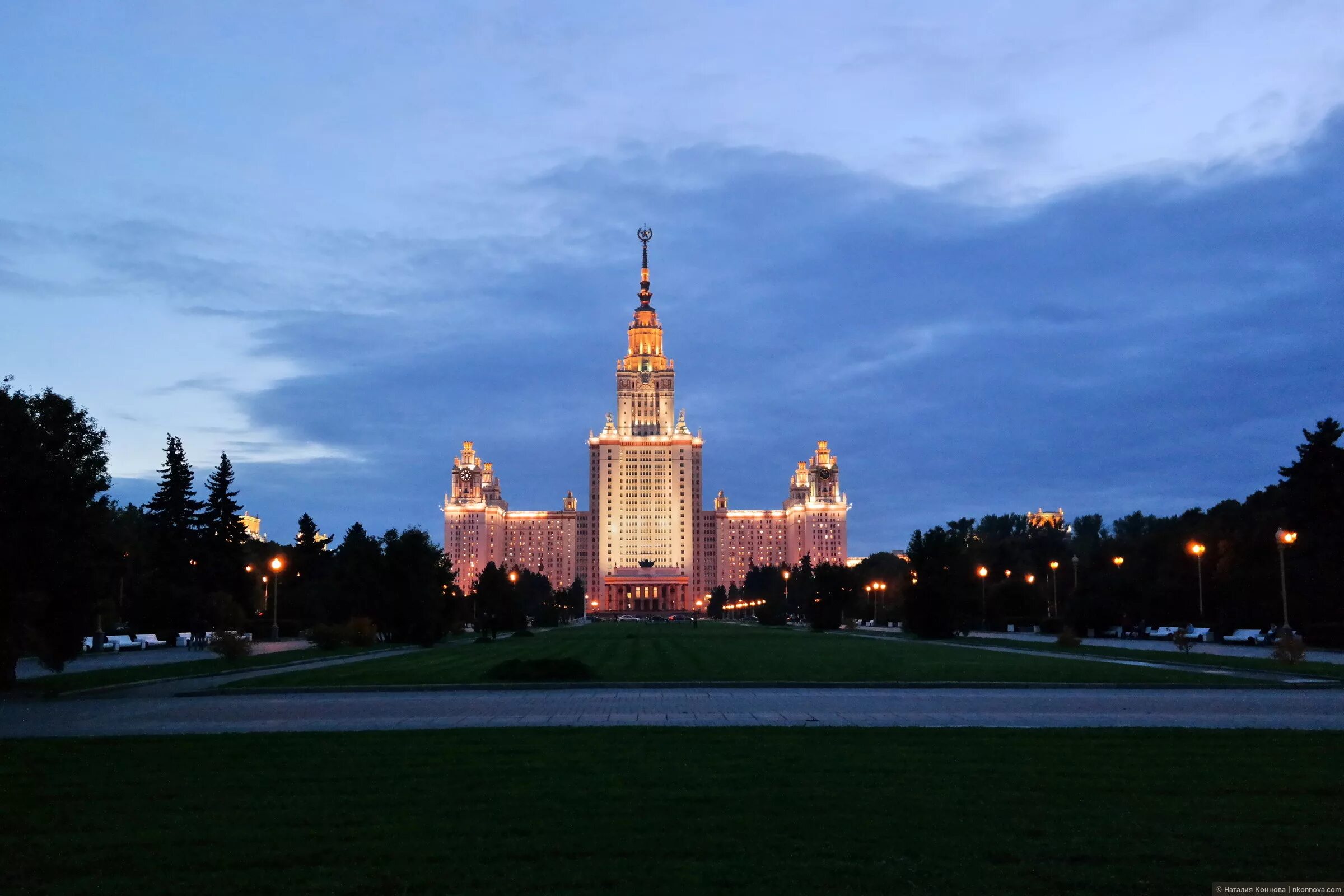 Смотровая площадка мгу. Парк Воробьевы горы МГУ. Площадка МГУ Воробьевы горы. Смотровая площадка Москва МГУ. Воробьевские горы Москва.