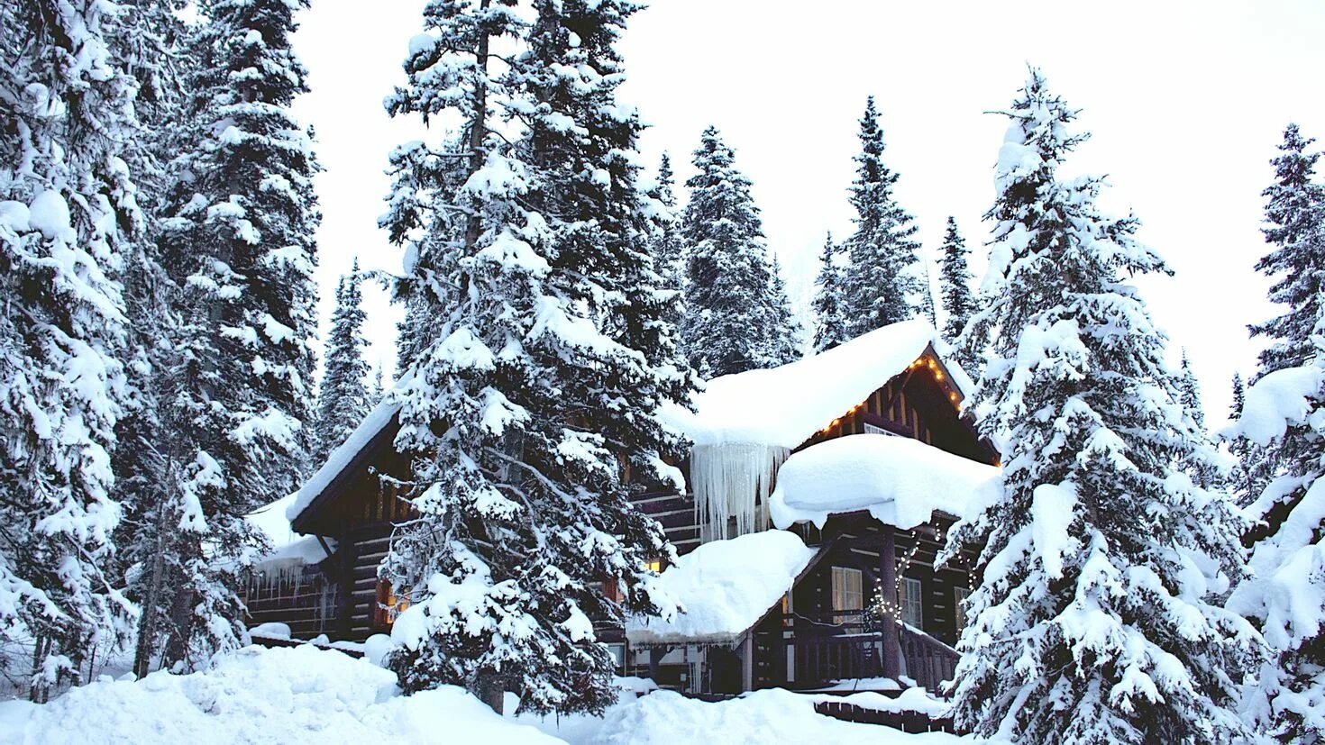 Домик в зимнем лесу. Заснеженный домик. Заснеженный домик в лесу. Дом в заснеженном лесу. Снегом укрыты дома