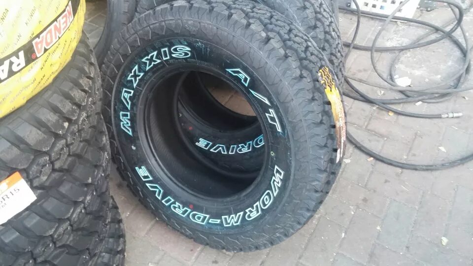 Купить максис 215 65 16. 215 75 R15 Максис. Maxxis worm Drive a/t 980. Maxxis 245/70 r16. Maxxis резина r17. Гранд Витара.