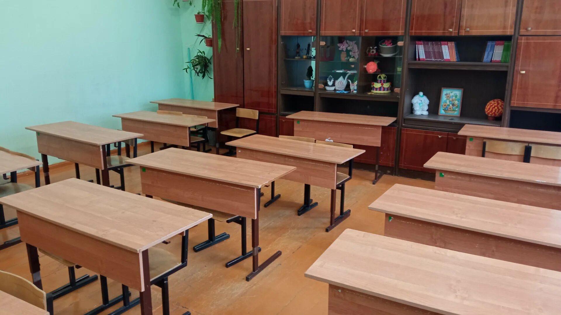 Ученики в классе в масках. Школа закрыта на карантин. Школу закрыли на карантин. Когда закроют школу. Школа закрыта на карантин.