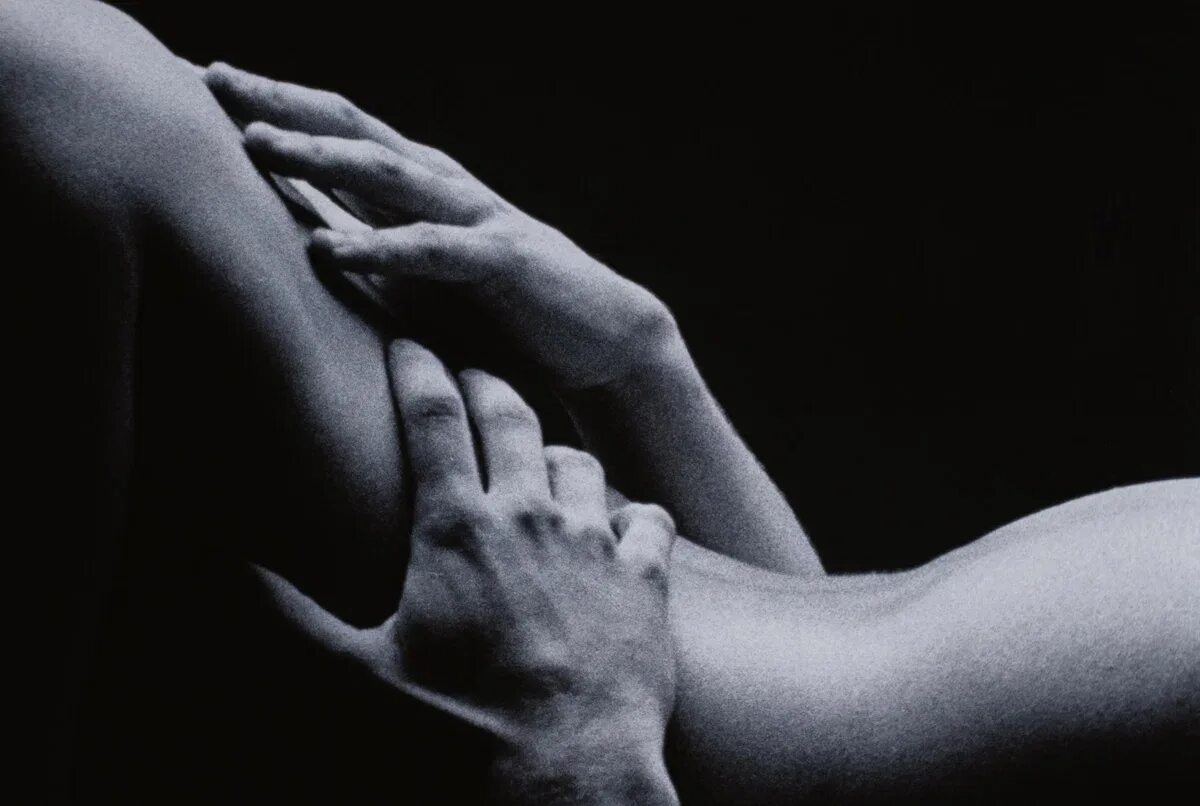 Прикосновение к телу. Мужские руки на женской спине. Мужские руки на женском теле. Прикосновения страсть.