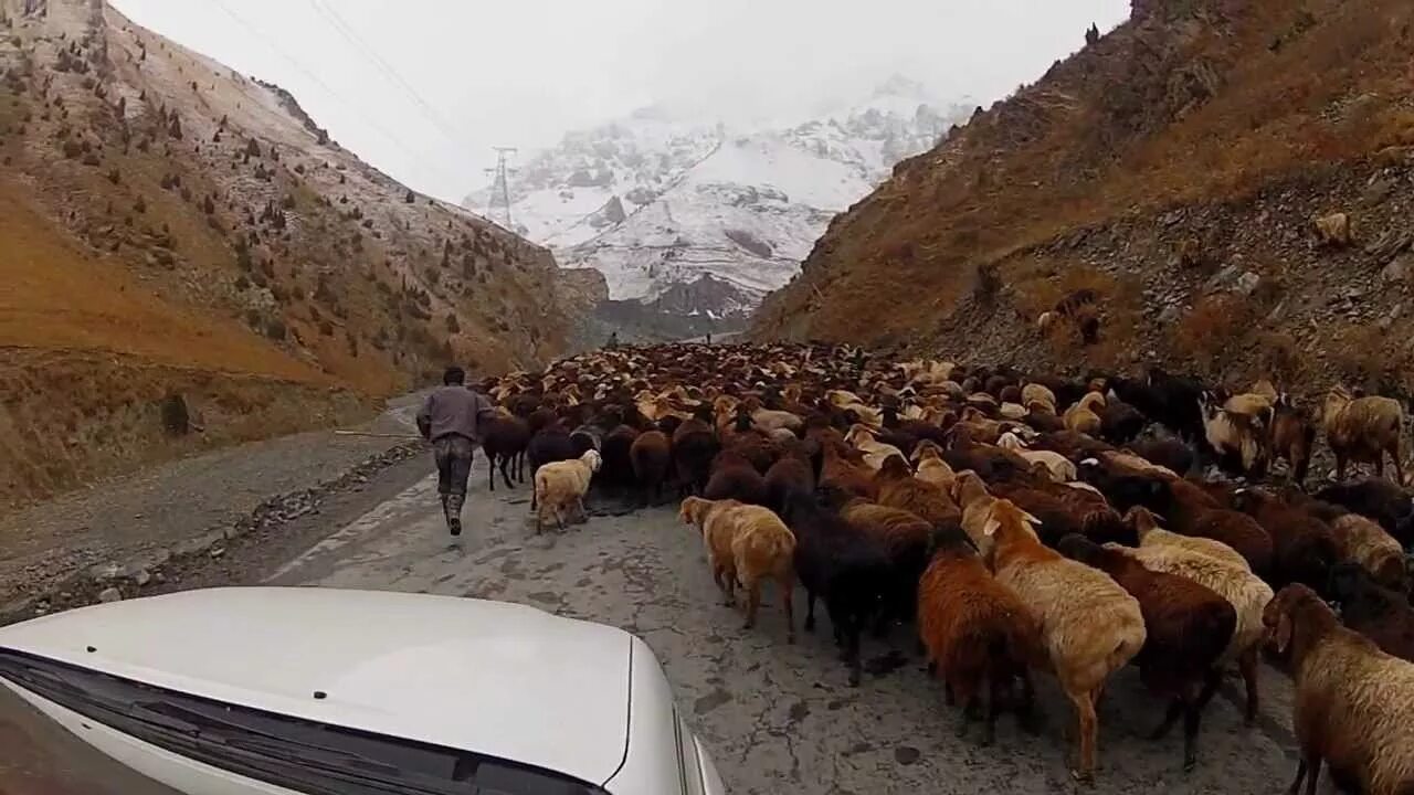 Бесплатные таджикские видео. Таджикистан горы Шахристан. Анзобский перевал Таджикистан. Анзоб Таджикистан ГОК. Туннель Анзоб в Таджикистане.