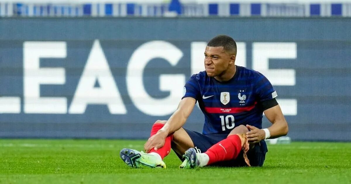 Килиан мбаппе реал мадрид. Мбаппе сломал ногу. Килиан мбаппе травма. Mbappe финал. Мбаппе краш.