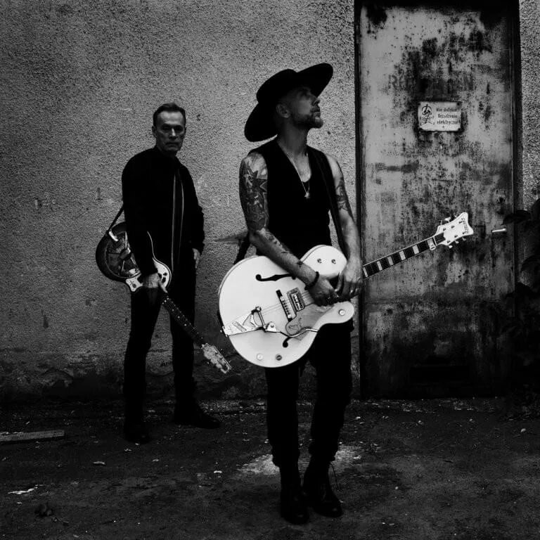 Human исполнитель. Элтон джон в 1980 е. Пэд мен. Me and that man альбомы. Man song.