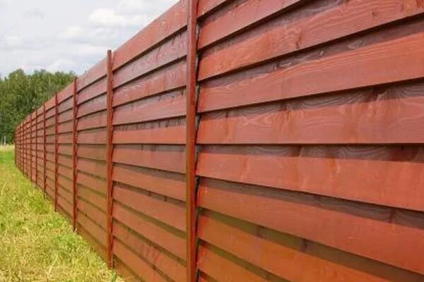 Красивый фасадный забор. Красивый забор из профлиста. Заборы рязань. Штакетник деревянный елочкой. Забор в россии.