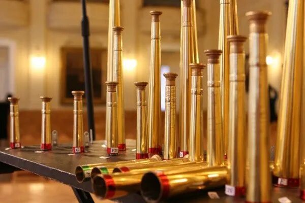 Звук трубы победы. Инструменты рогового оркестра. роговой оркестр. роговой музыкальный инструмент. победные трубы.