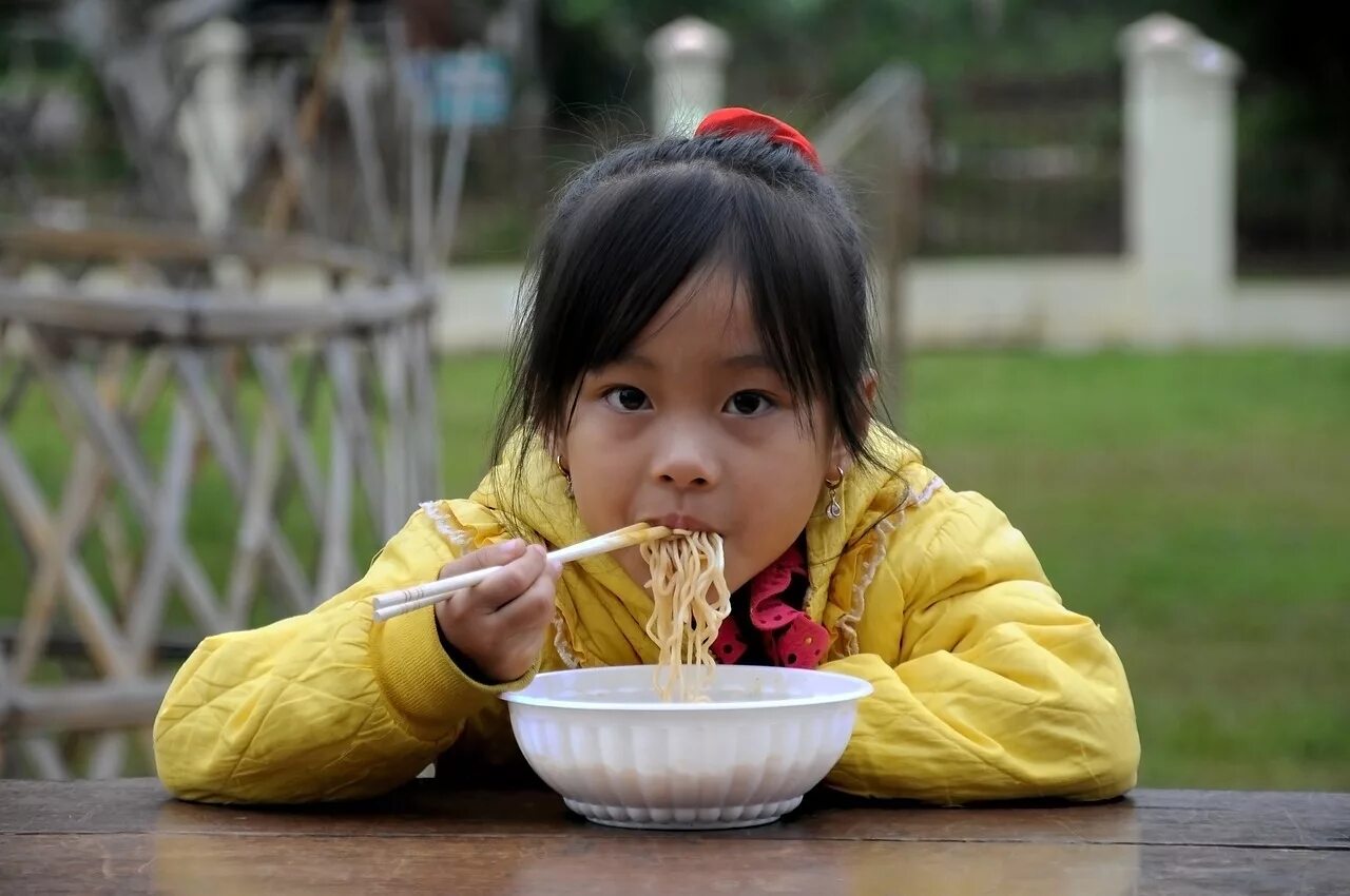 Где едят язык. Японец ест лапшу. Китайцы едят палочками. Кушает лапшу.