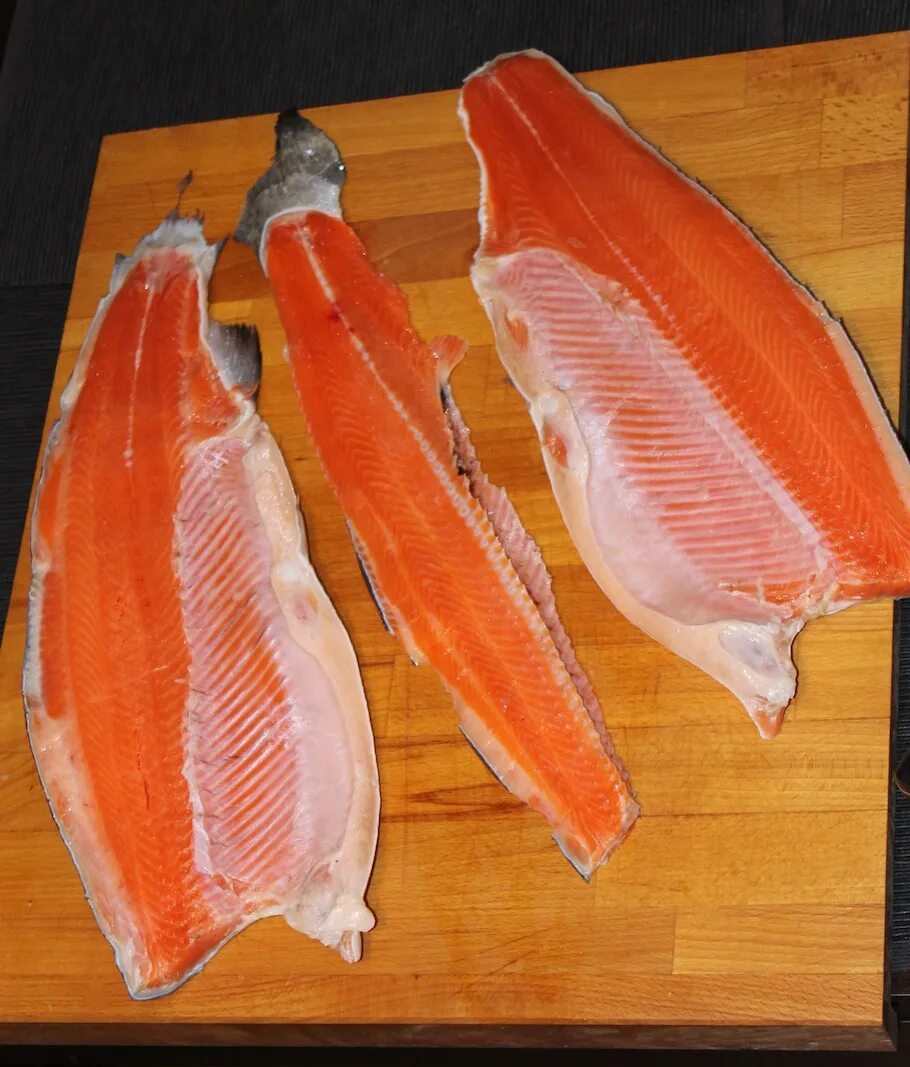 Как разделать селедку для нарезания. Нарезать форель на стейки. Красиво разделанная селёдка. Разделывать форель пальцы. Обработка рыбы на филе пластование.