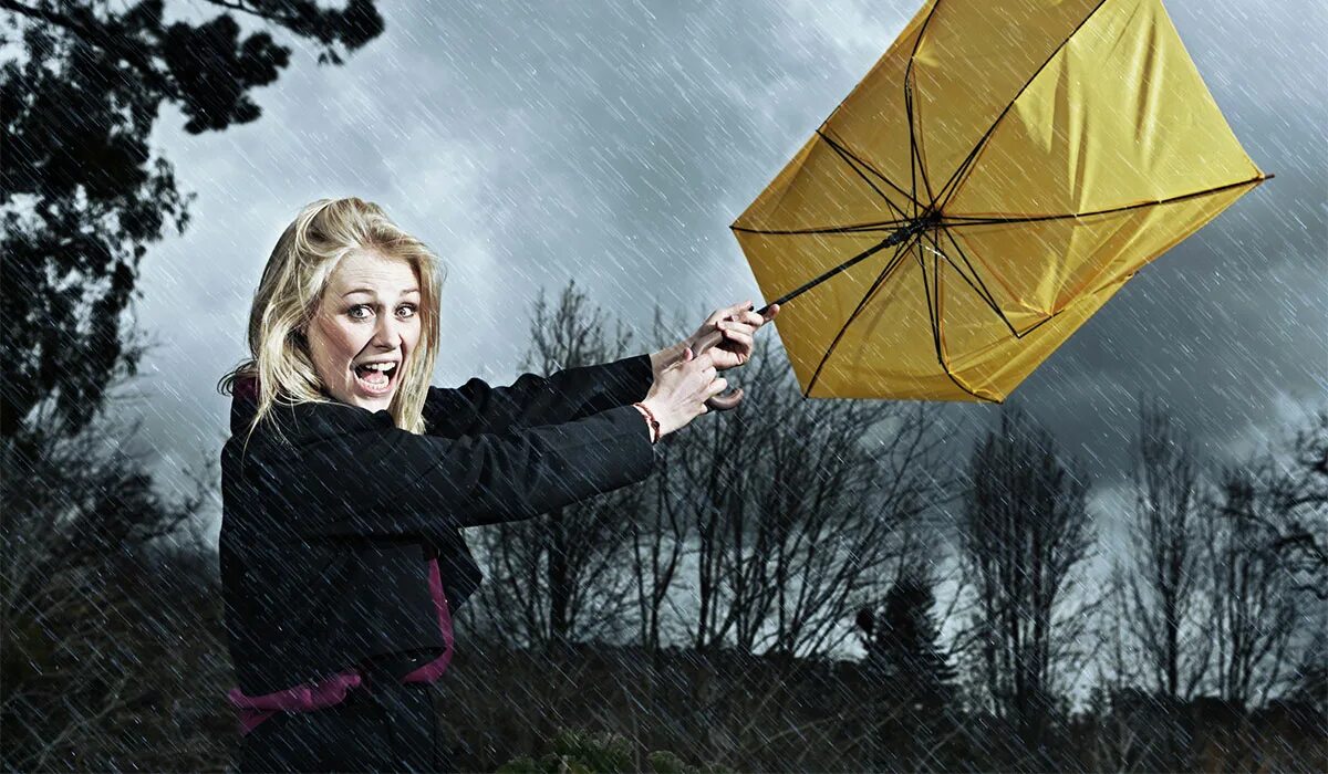 Весь день дул сильный ветер. Вывернутый зонт. Женщина с зонтом. Сломанный зонт. Девушка зонт ветер.