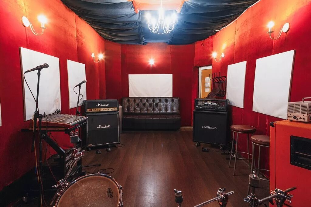 комната для репетиций музыкантов. студия звукозаписи уфа. студия звукозаписи санкт-петербург. студия андеграунд. аренда музыкальной студии.