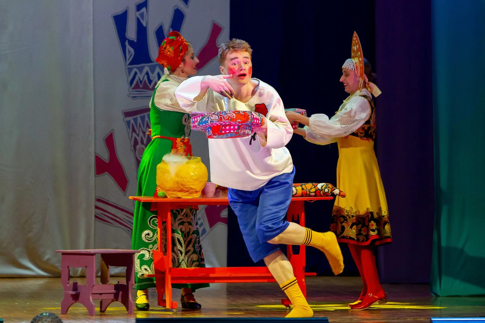 Спектакль емеля. Современный емеля костюм. Спектакль емеля. Спектакль емеля. Театральная постановка по щучьему веленью.