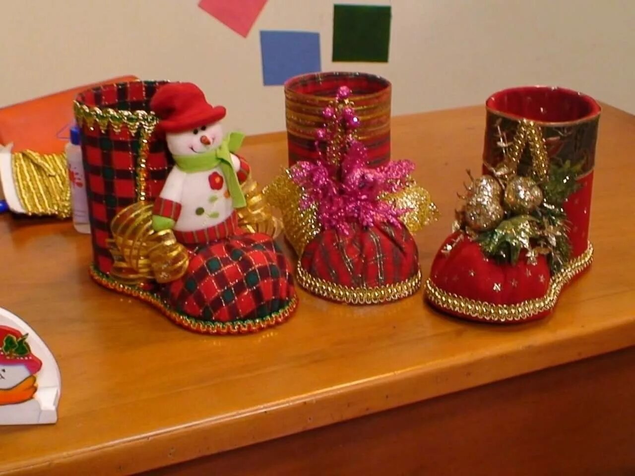 новогодний сапожок из фоамирана. сапожок из стаканчика и салфетки. сапожок из стаканчика и салфетки. новогодний сапожок из пластиковой бутылки. новогодний сапог из пластиковой бутылки.