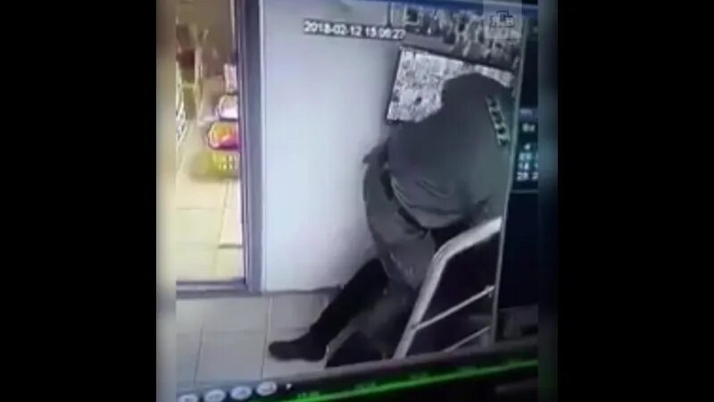 Воровки в подсобке. Воровки в подсобке
