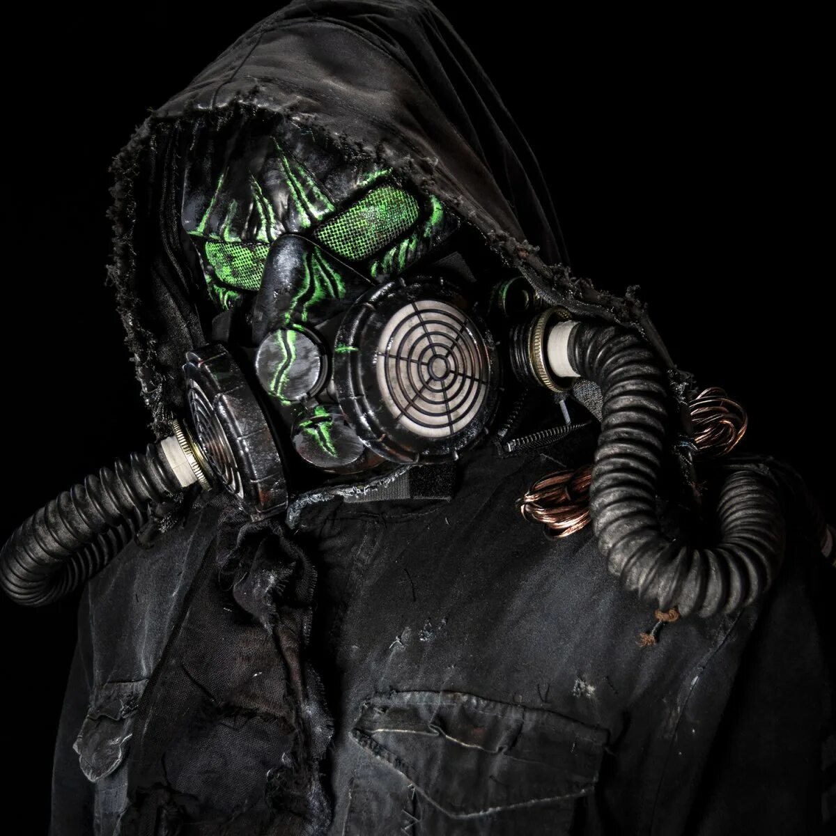 Лицо в противогазе. Chernobylite Black Stalker. Chernobylite чёрный сталкер. Chernobylite сталкеры. Chernobylite противогаз.