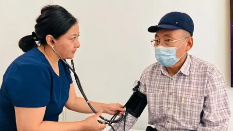 Медициналық тексерудегі жалаңаш жігіттердің суреттері