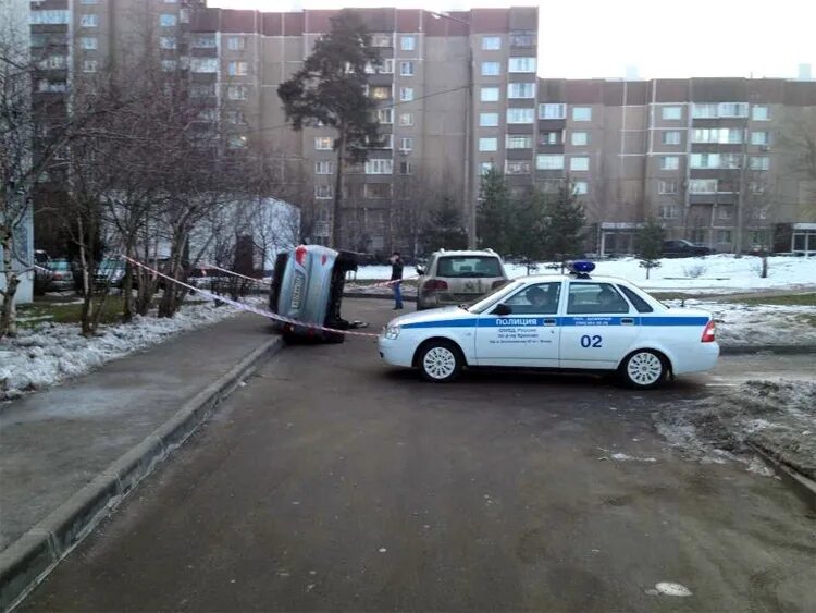 Двор полиции. Полицейская машина во дворе. зеленограда машины. погоня во дворе полиция. автомобиль полиция во дворе зима.