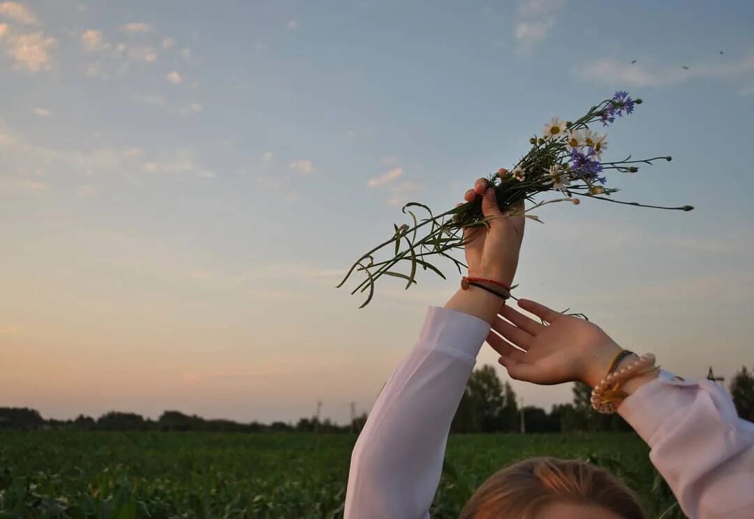 Загляни ты в сердечко мне. Обними меня крепче стихи. Разбитое женское сердце. Стихи загляни в мои глаза. Ты обними меня покрепче.