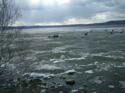 Рыбак на льдине красноярск