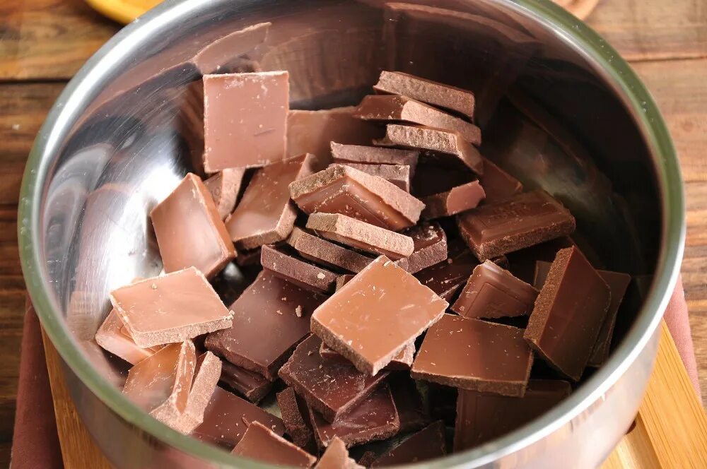 Рецепт домашнего шоколада с маслом. Разломанный шоколад. Приготовление шоколадной глазури. Ломаный шоколад. Растопленный шоколад.