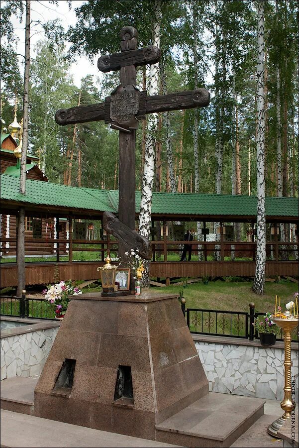 Монастырь святых царственных страстотерпцев в екатеринбурге. Ганина яма екатеринбург рисовать. Ганина яма сколько. Царский храм на ганиной яме. Ганина яма екатеринбург.