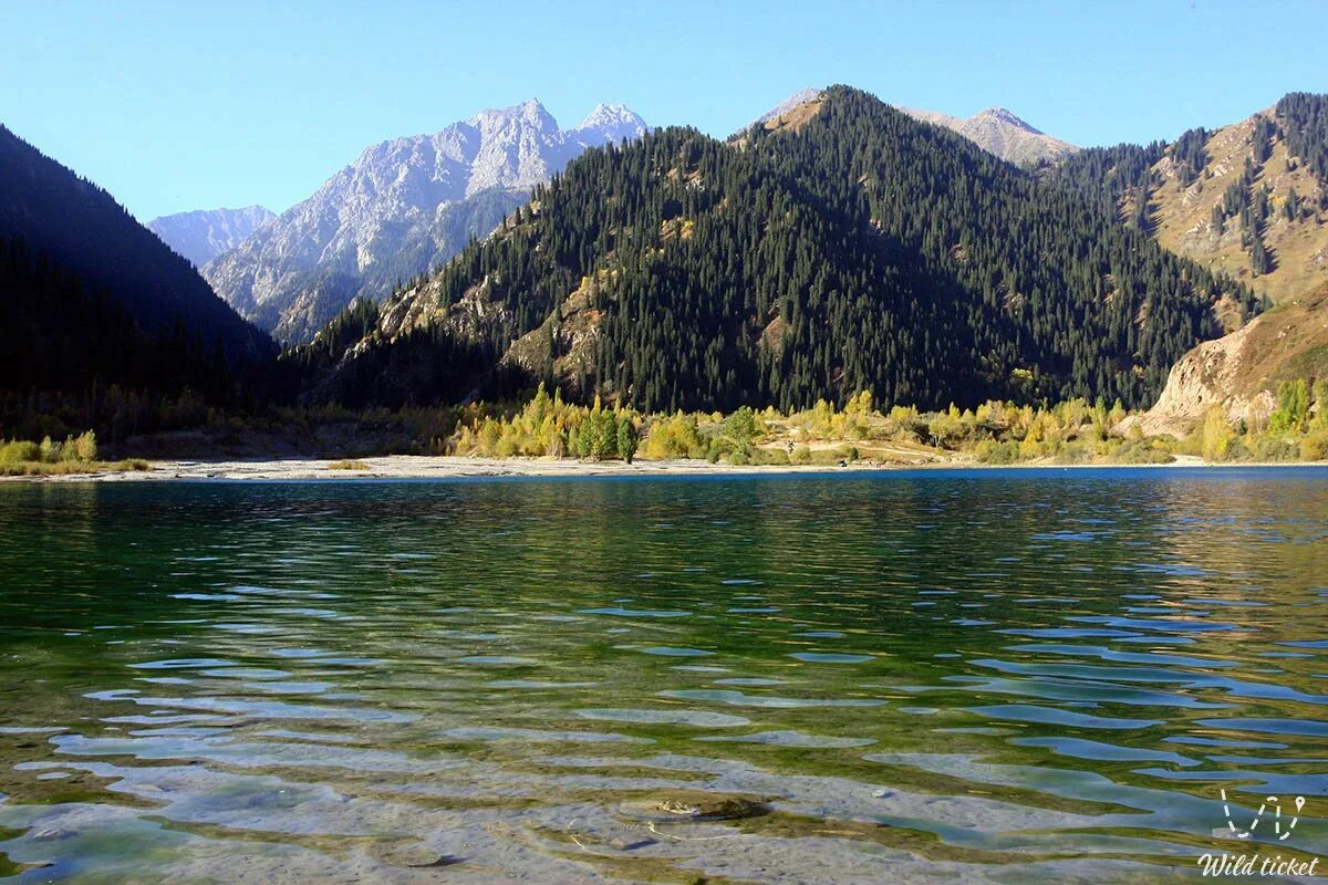 Есик казахстан озеро. Иссыкское озеро алматы. Казахстан озеро исыккуль. Иссык казахстан. Село иссык казахстан.