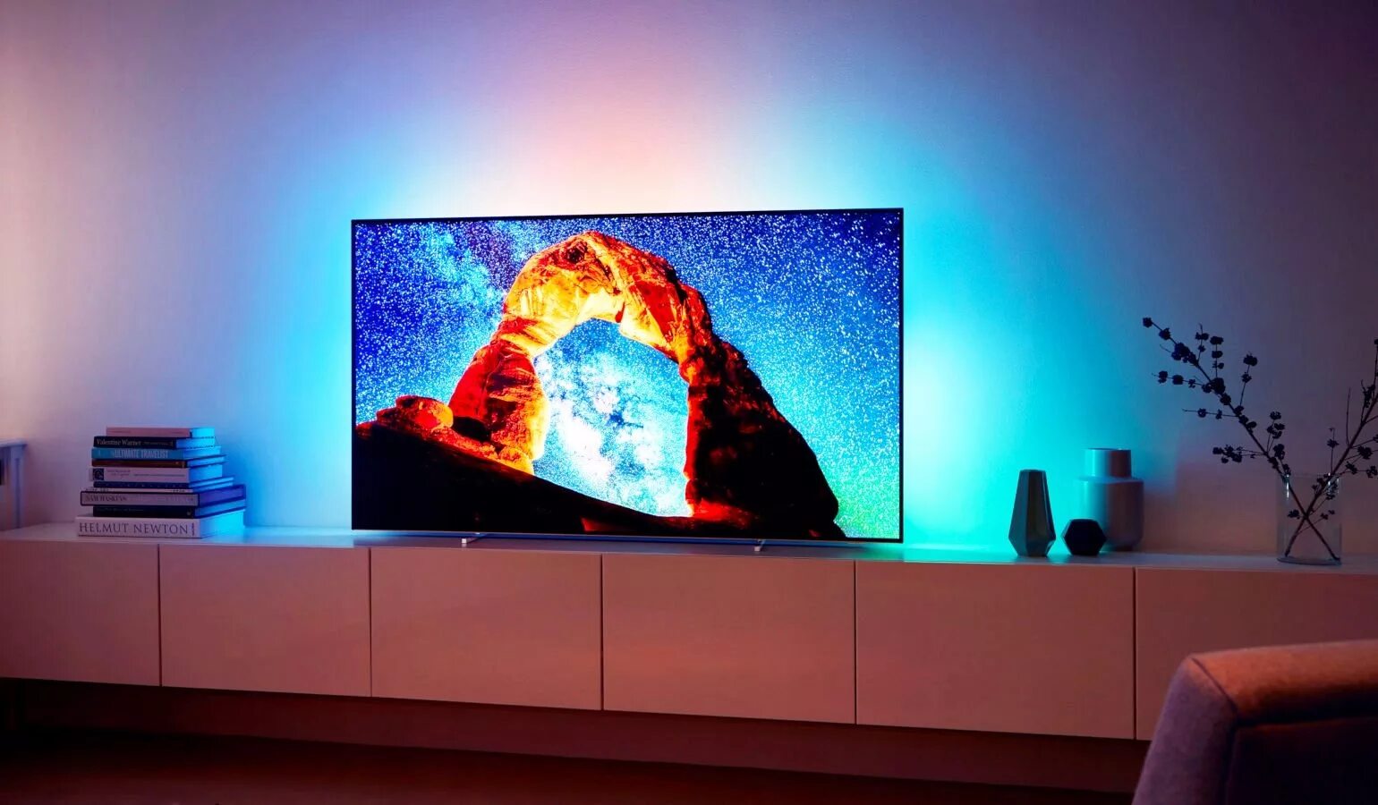 Телевизор Филипс 32 с подсветкой эмбилайт. Филипс эмбилайт 55. Philips 65oled705. Телевизор Philips с подсветкой Ambilight.