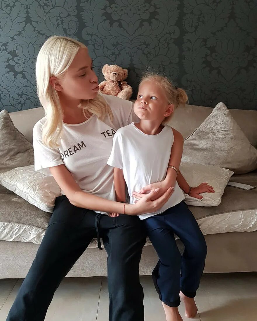 Алена шишкова с дочкой. Мама алены шишковой. Тимати и алена шишкова. Алена шишкова и алиса. Мать алены шишковой фото.