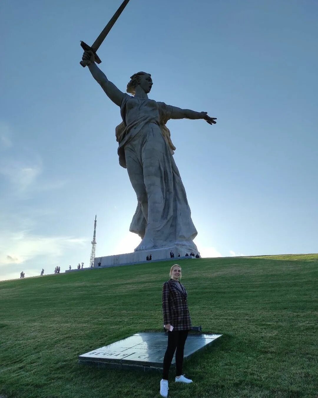Волгоград мамаев курган родина. Волгоград. Мамаев курган был местом огэ. Почетник мамаев курган. Мамай курган волгоград.