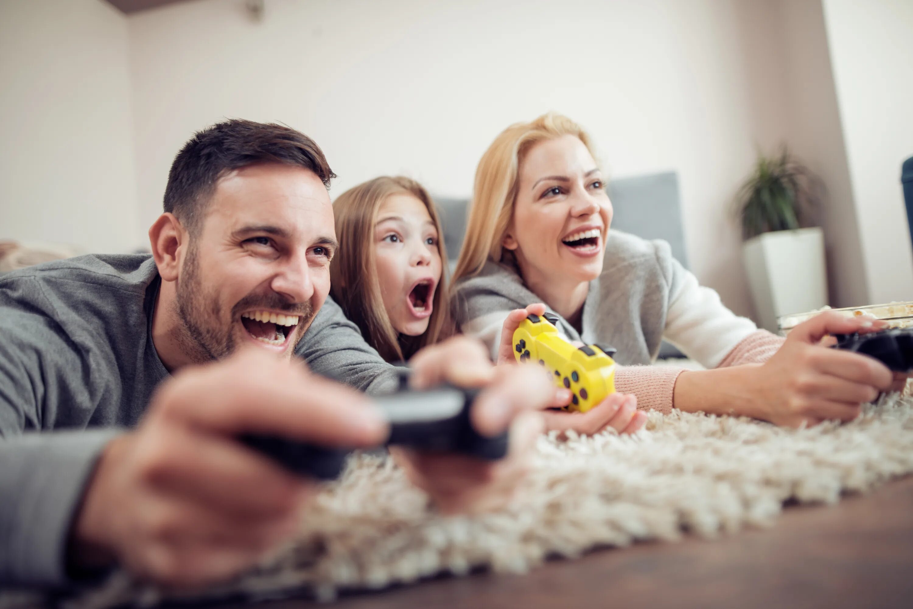 Семья играет в компьютерные игры. Family trip. Family mm1 видео. Family mm1 видео. Тематическая фотосессия для семьи.