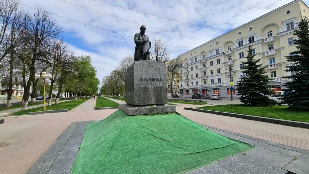 Чкаловский ленина. Проспект Ленина Ярославль. Проспект Ленина Ярославль памятник. Памятник Ленину в Ярославле. Памятник Ленину на проспекте Ленина.