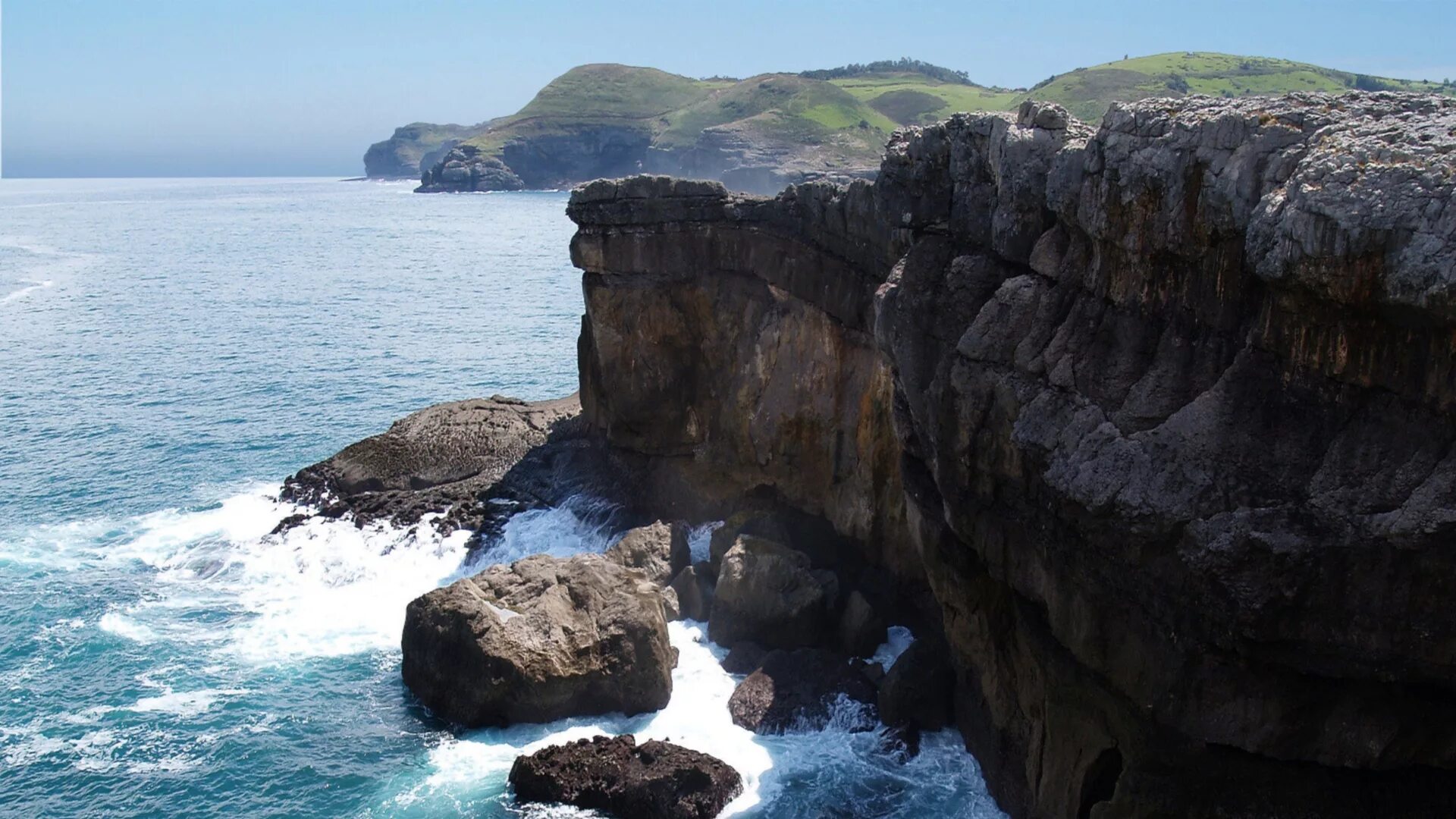 Древние береговые линии. Обрывистые скалы Португалии. Море скалы. Обрыв у моря. Море со скалами.