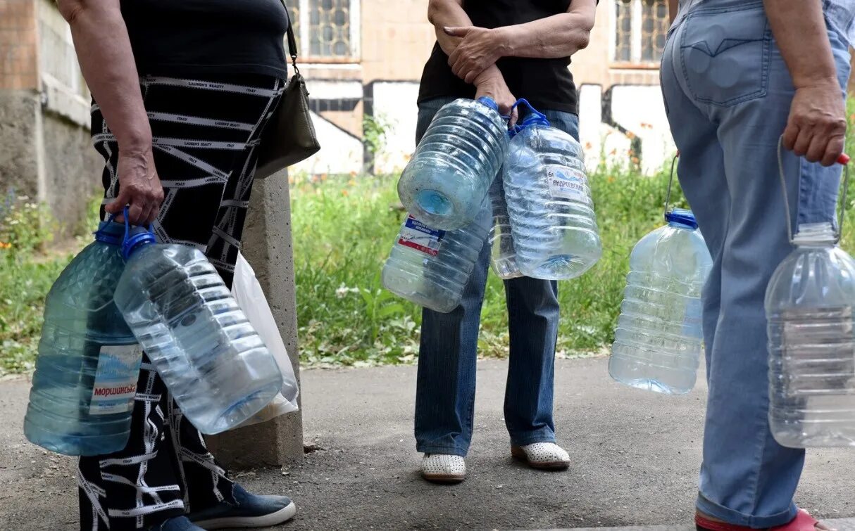 Подвоз питьевой воды. Питьевая вода. Подвоз воды Донецк. Люди набирают воду Донецк.