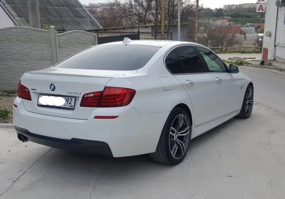 Bmw 528 f10. BMW f10 528i. БМВ 528 f10 бежевая. BMW 528i f10 m Packet.