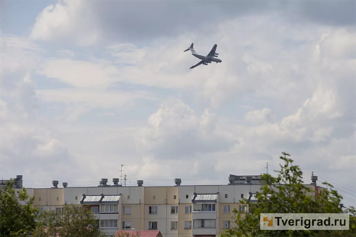 Самолет над каневской. Самолеты над Тверью. Тверь с самолета. Военные самолеты над Омском. Самолёты над Тверью низко.