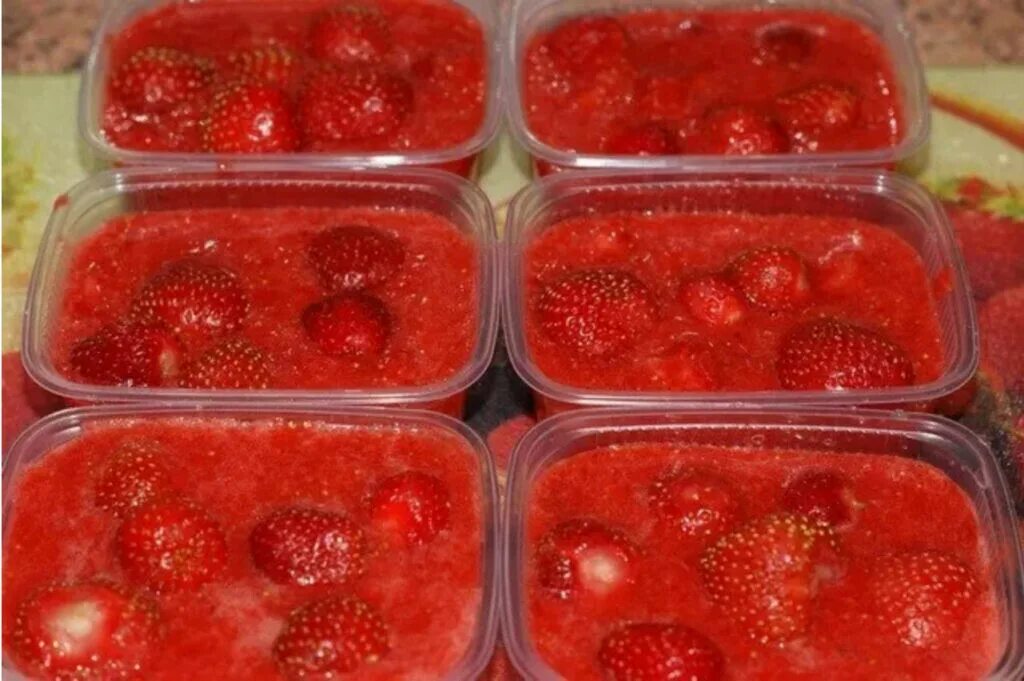 Сахар фрукты протертые. Заморозка ягод в контейнере. Контейнер для заморозки клубники. Ягоды в морозилке. Замороженные ягоды в контейнере.