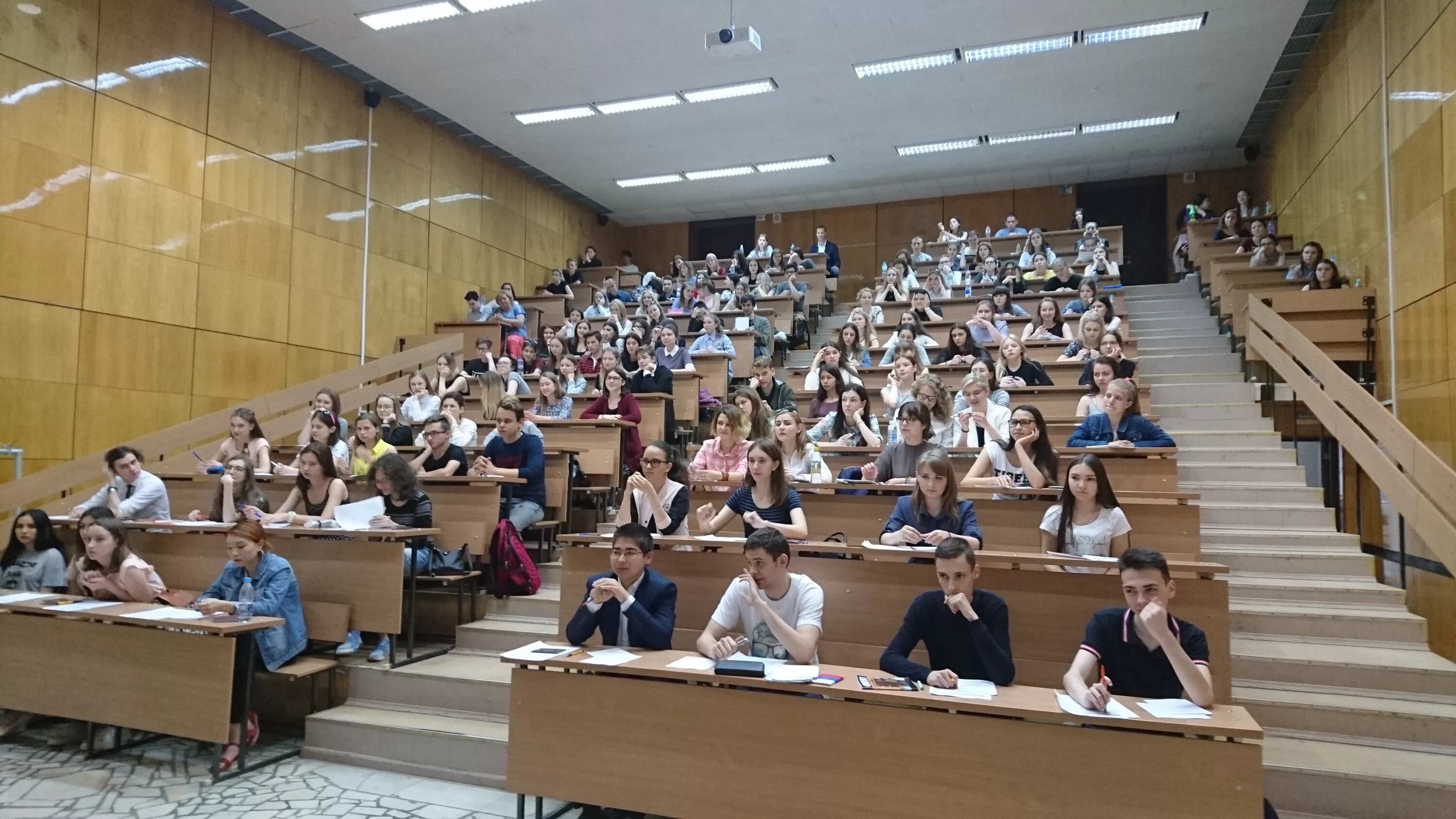 Можно ли сдать экзамен в вузе. Юрфак МГУ аудитории. Экзамен в университете. Аудитория в университете. Студенты в аудитории.