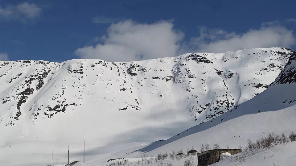 Айкуайвенчорр горнолыжный курорт. Айкуайвенчорр гора в Хибинах. Айкуайвенчорр гора Айкуайвенчорр. Гора Айкуайвенчорр ресторан. Южный склон горы Айкуайвенчорр Кировск летом.