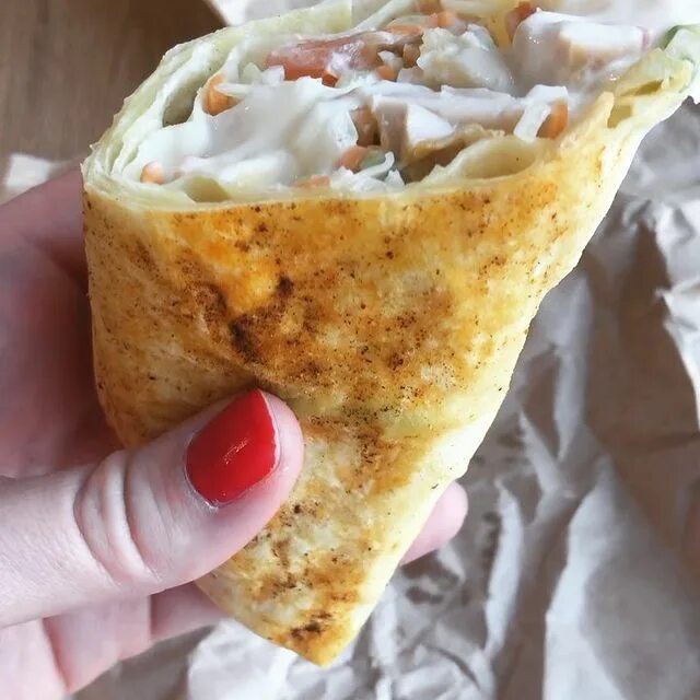 Колбаски в лаваше. Шаурма джан череповец. Шаурма на углях вывеска. Шаурма с сосиской. Шаурма джан череповец.