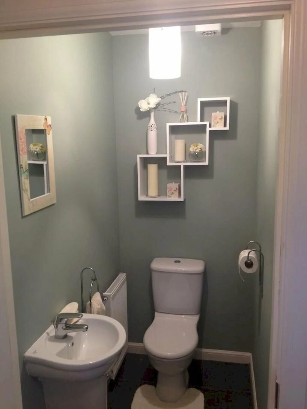 Что можно в туалете стены. Декор туалетной комнаты. Украшения для туалета. Декор стен в туалете. Крашенные стены в туалете.