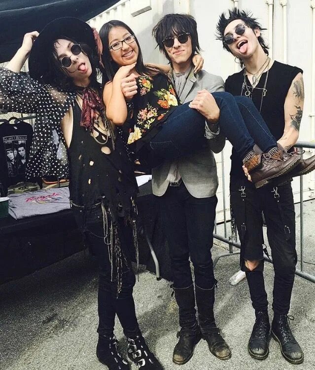 Palaye royale dead. Группа Palaye Royale. Palaye Royale участники. Дженни ви Palaye Royale. Palaye Royale 2022.