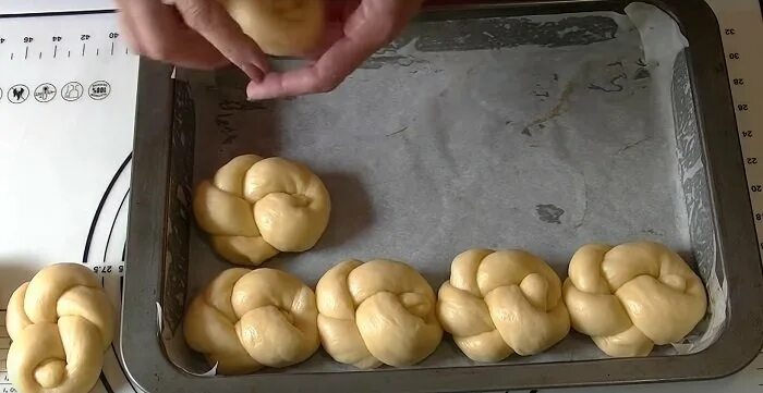 Сколько времени выпекать дрожжевые булочки
