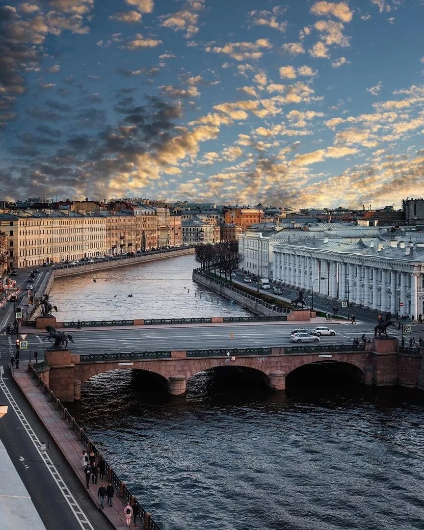 Аничков мост через какую реку. Аничкин мост в Санкт-Петербурге. Река Фонтанка Аничков мост. Питер Аничков мост. Анечковмост в Санкт Петербурге.